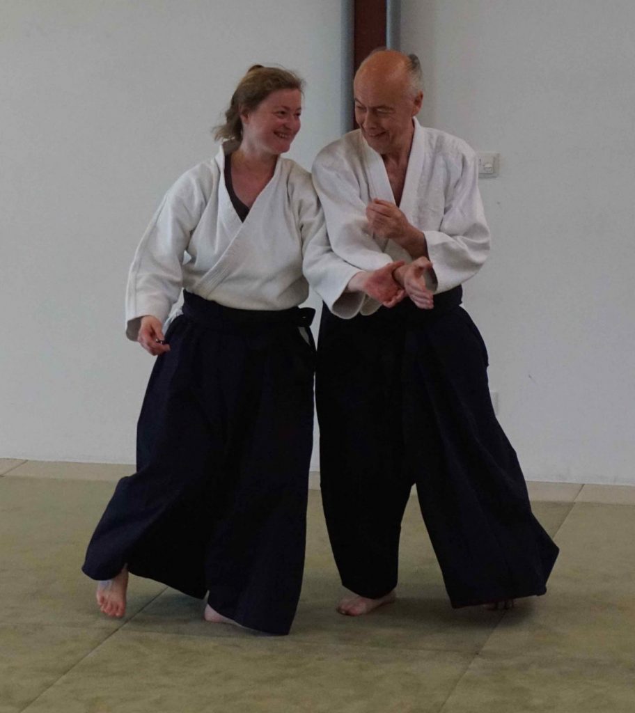 Zwei Personen üben eine Aikido-Technik