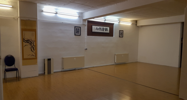 Der Holzbodentrainingsraum des Sakura Dojo