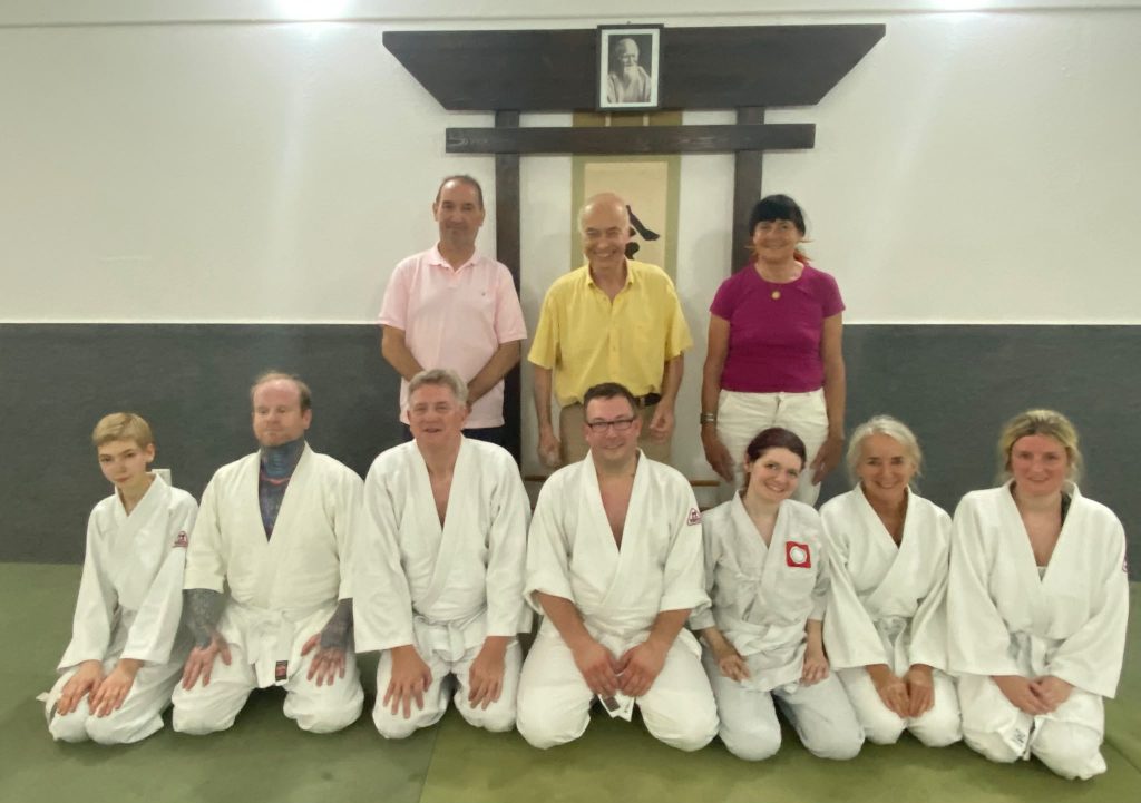 Sieben Kyu Prüflinge und ihre Prüfer im Juni 2026 im Sakura Dojo